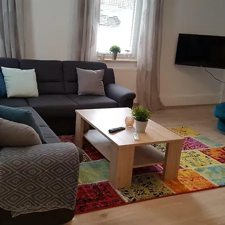 Ferienhaus Waldschwimmbad بيت للعطل ألتيناو